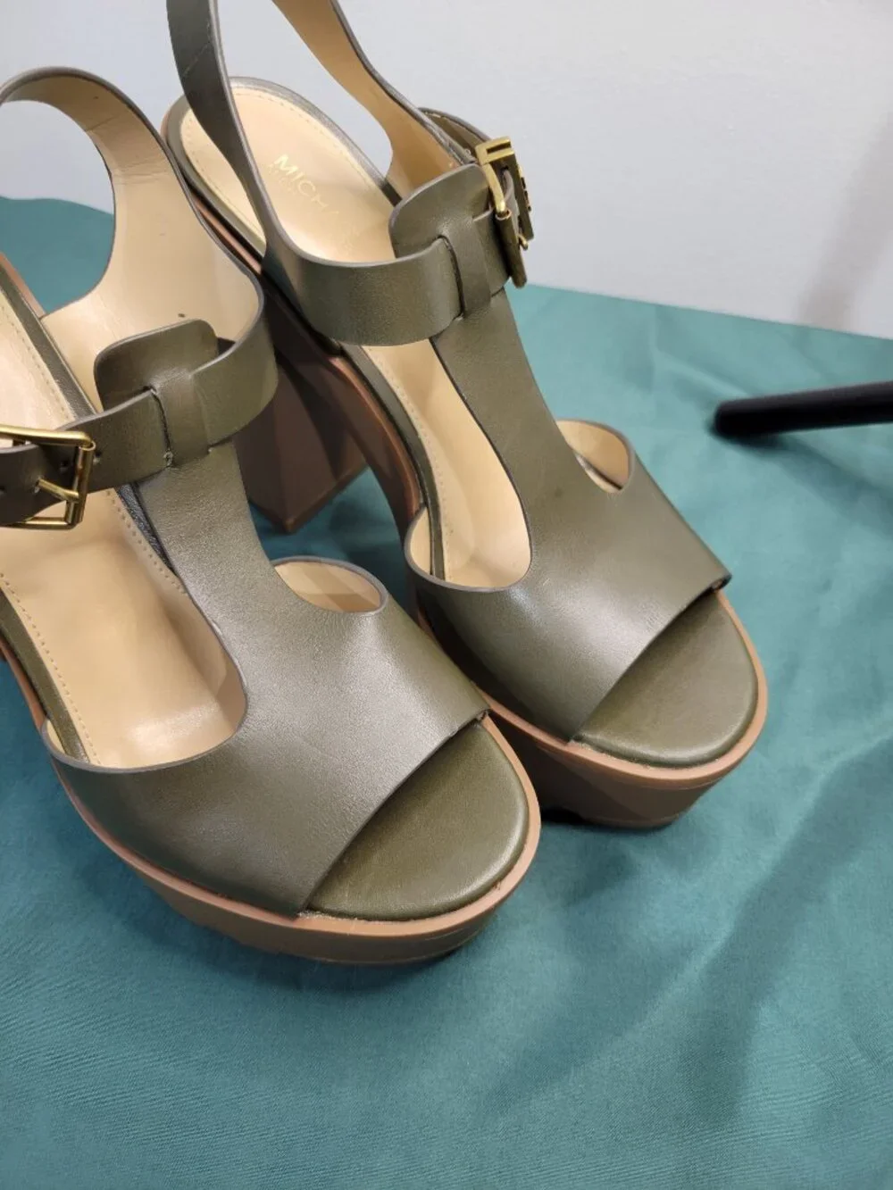 MICHAEL KORS OLIVE LEATHER PLATFORM HEELS 8.5 LIKE NEW
